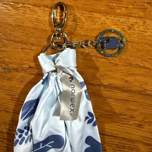 Norwex Icon Optic Scarf with Charm NWT - Picture 3 of 9
